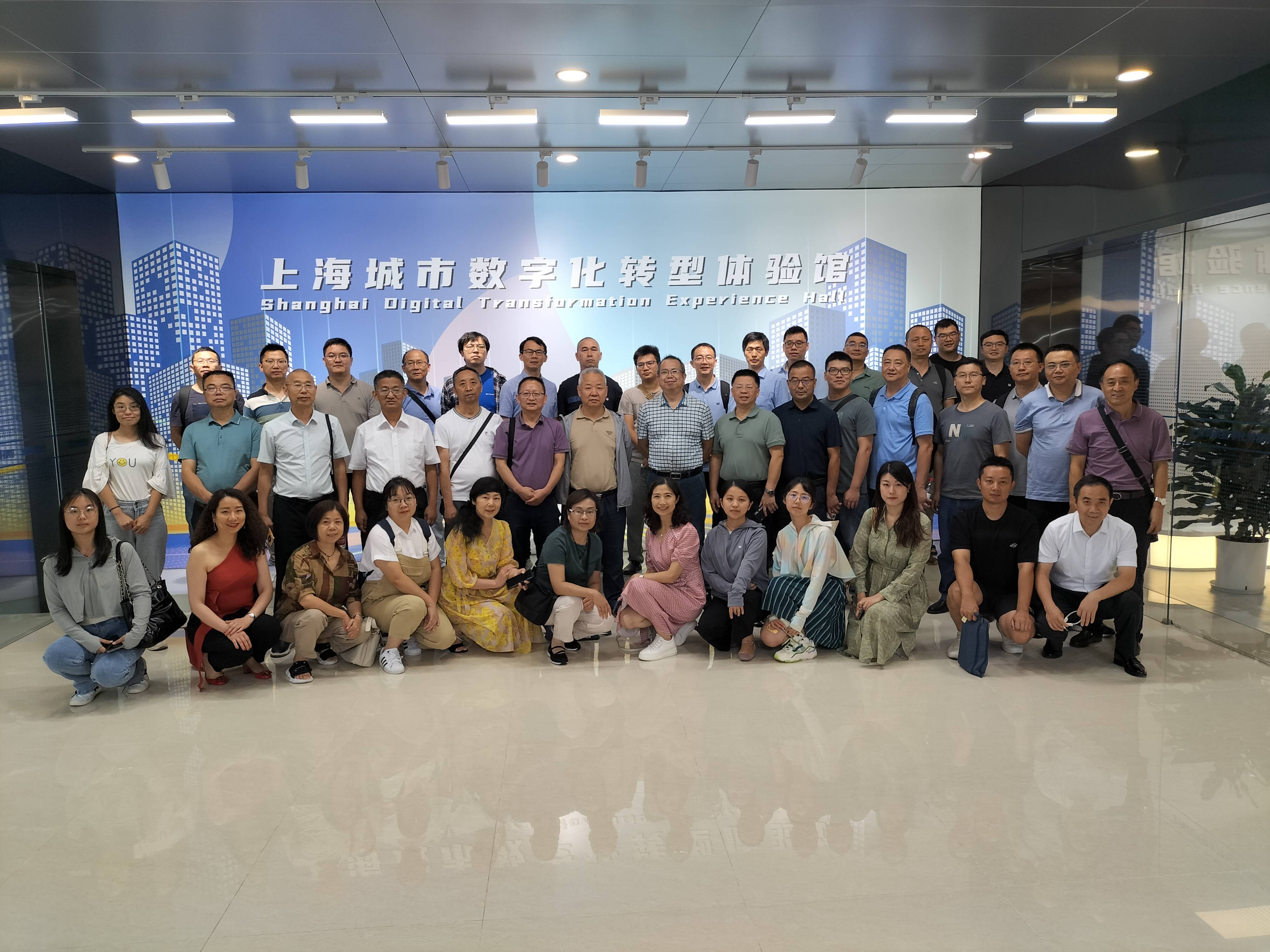 奋进在希望的田野上硬投入拉动强引擎软环境强化硬支