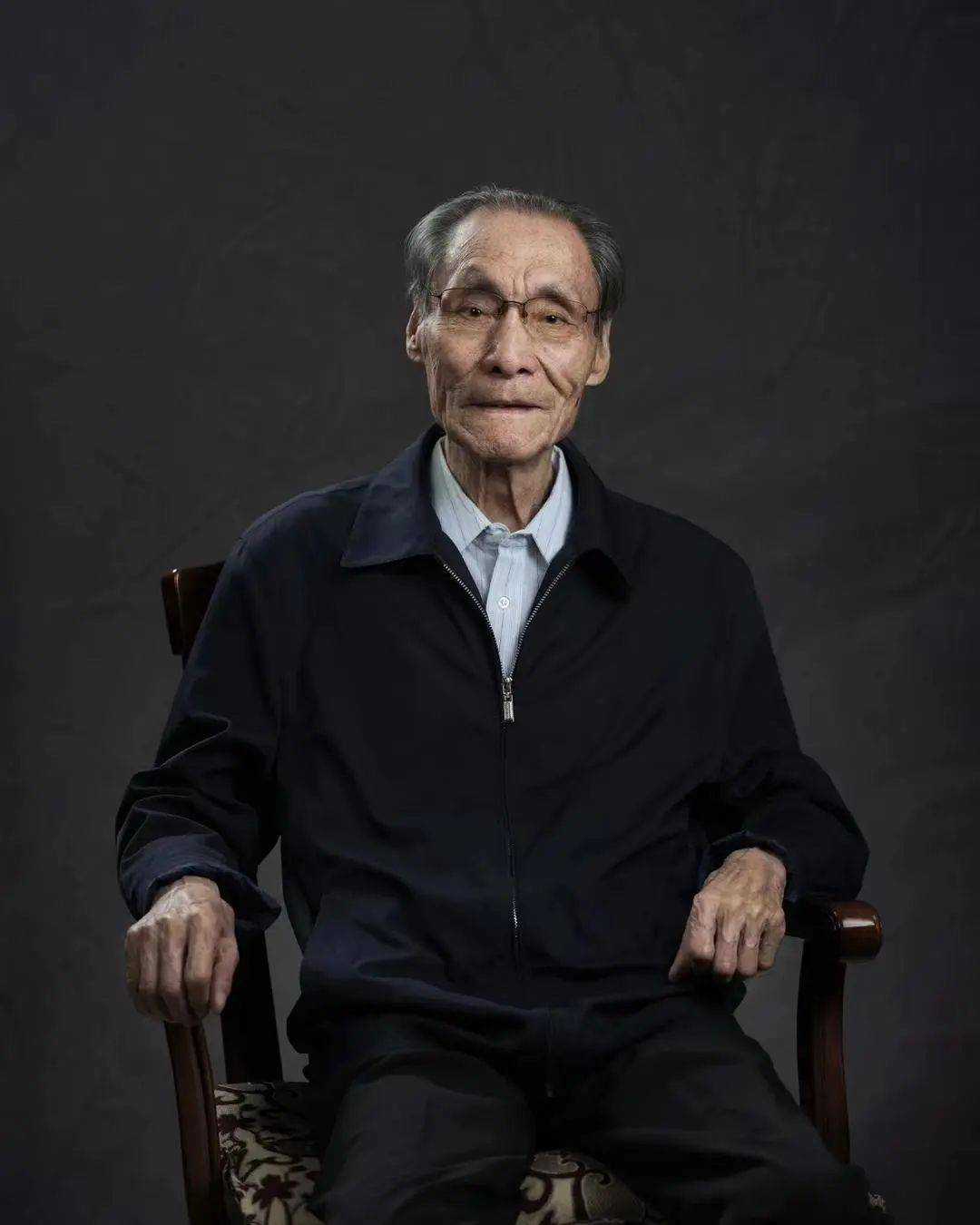 严文明先生1932年10月出生于湖南华容,1958年9月毕业于北京大学历史系