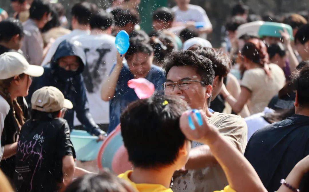 历年活动现场泼水节,又称宋干节,是东南亚各国庆祝佛历新年的盛大节日