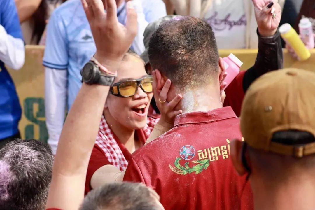 柬埔寨副首相前往波罗勉省过新年与民同乐泼水抹粉