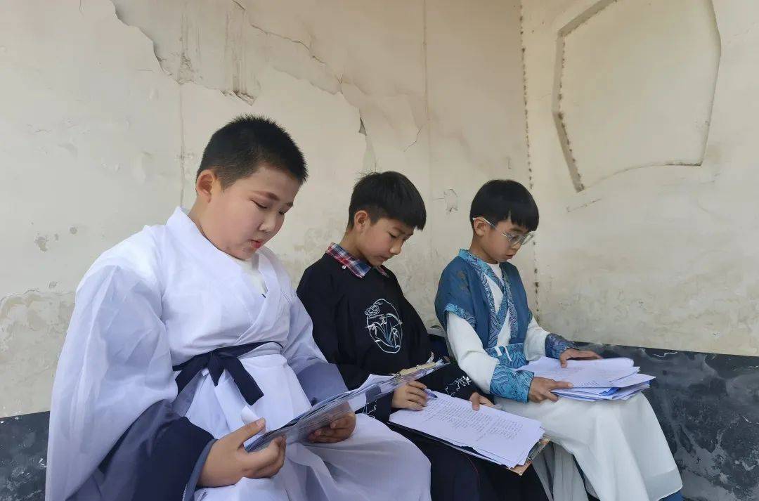 当最美诗词遇上最美春天沁阳市第一小学举行诗词大赛游园会