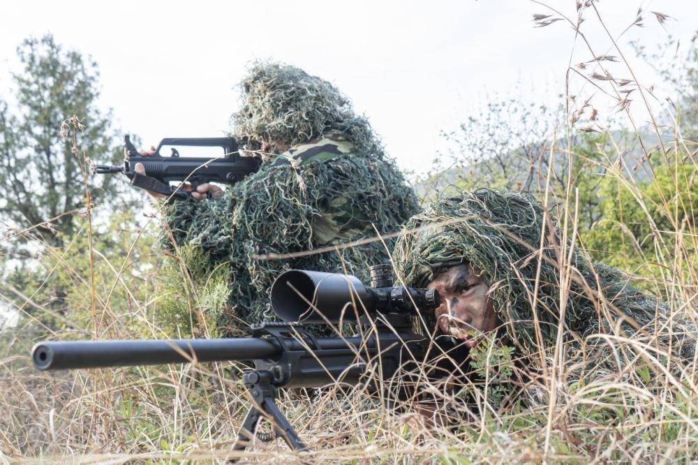 武警官兵春日练兵忙