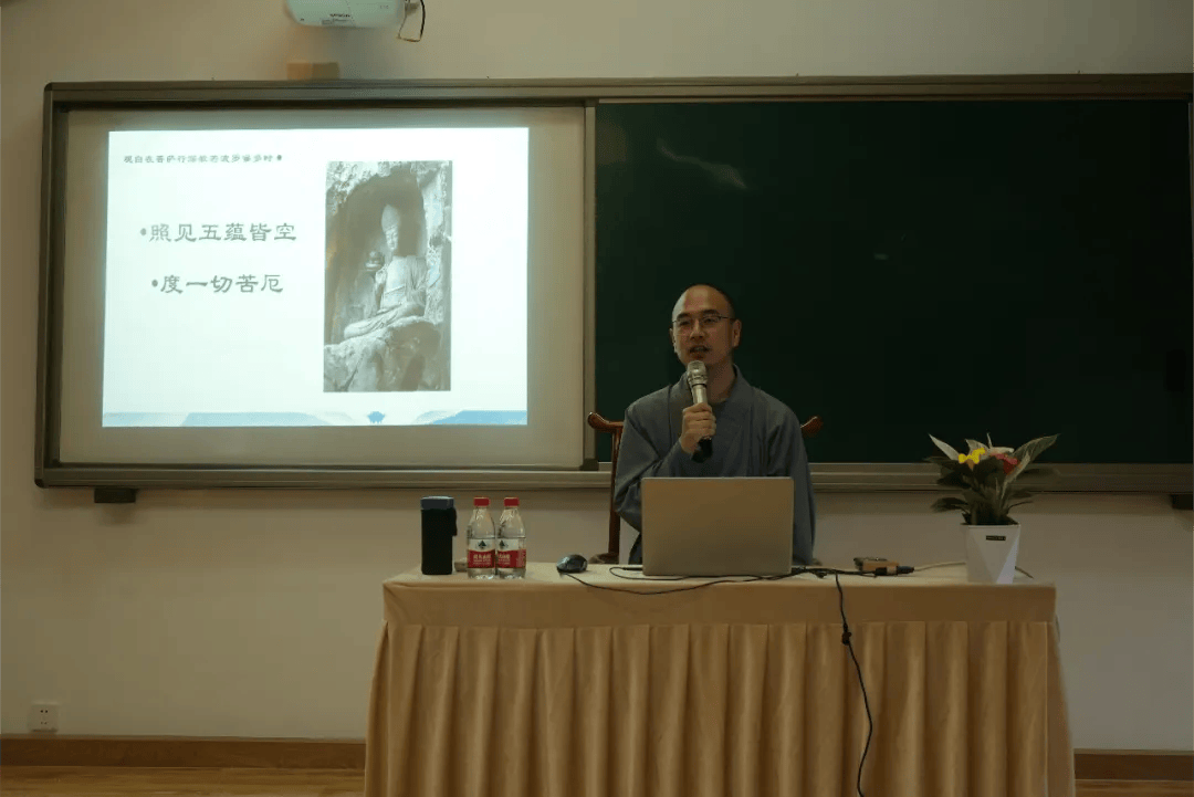 14日上午8点45分,传授八关斋戒法会开始,慧慈法师拈香主法.