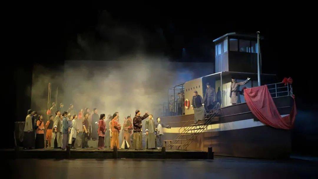 同时,剧中大量使用天津传统曲艺元素,如天津快板,西河大鼓,相声等