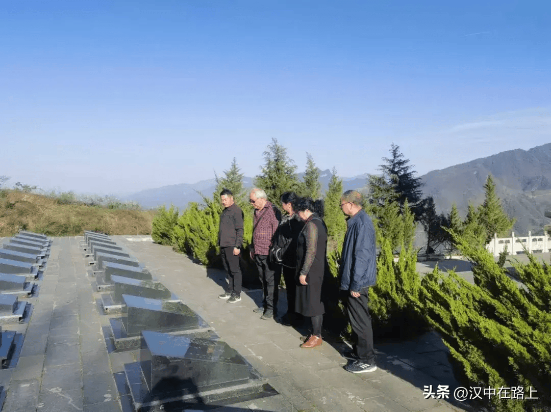 李自新一行在私渡镇陈浅伦故居,鸡公田起义旧址,马儿崖红二十九军革命