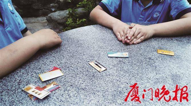 烟牌风靡小学你家娃也在玩吗有的孩子翻垃圾桶搜集引发家长担忧