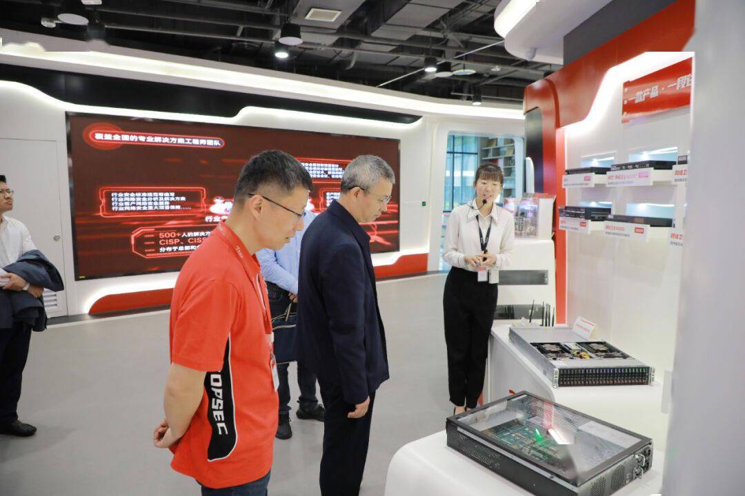 江西省赣州市委网信办主任张冠军一行莅临天融信参观调研