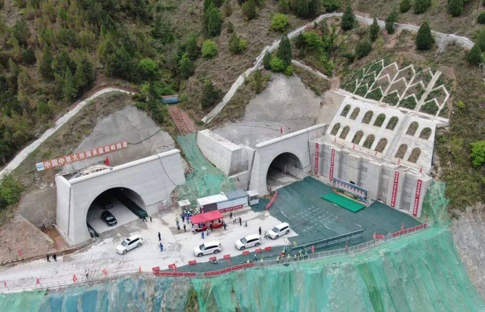 卢氏至洛南豫陕省界高速公路一标12座隧道全部贯通