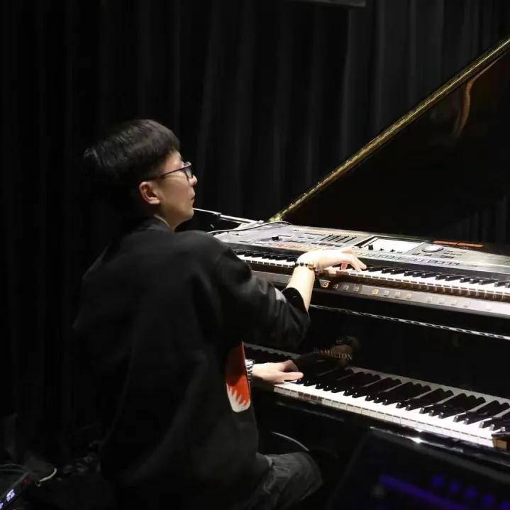 王晓凡——钢琴职业钢琴,键盘手.