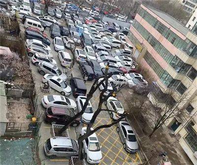 小区里的这两个停车场被叫停