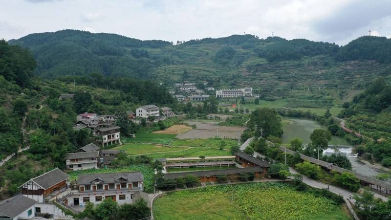 作为全国文明村寨,穿洞村正踏着时代节拍,奏响美丽乡村悦耳动听的"