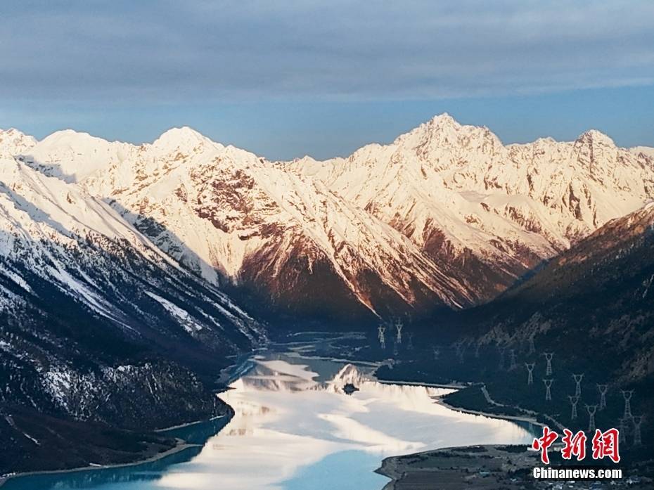 雪山环抱湖水如翠 西藏昌都然乌湖美景醉人