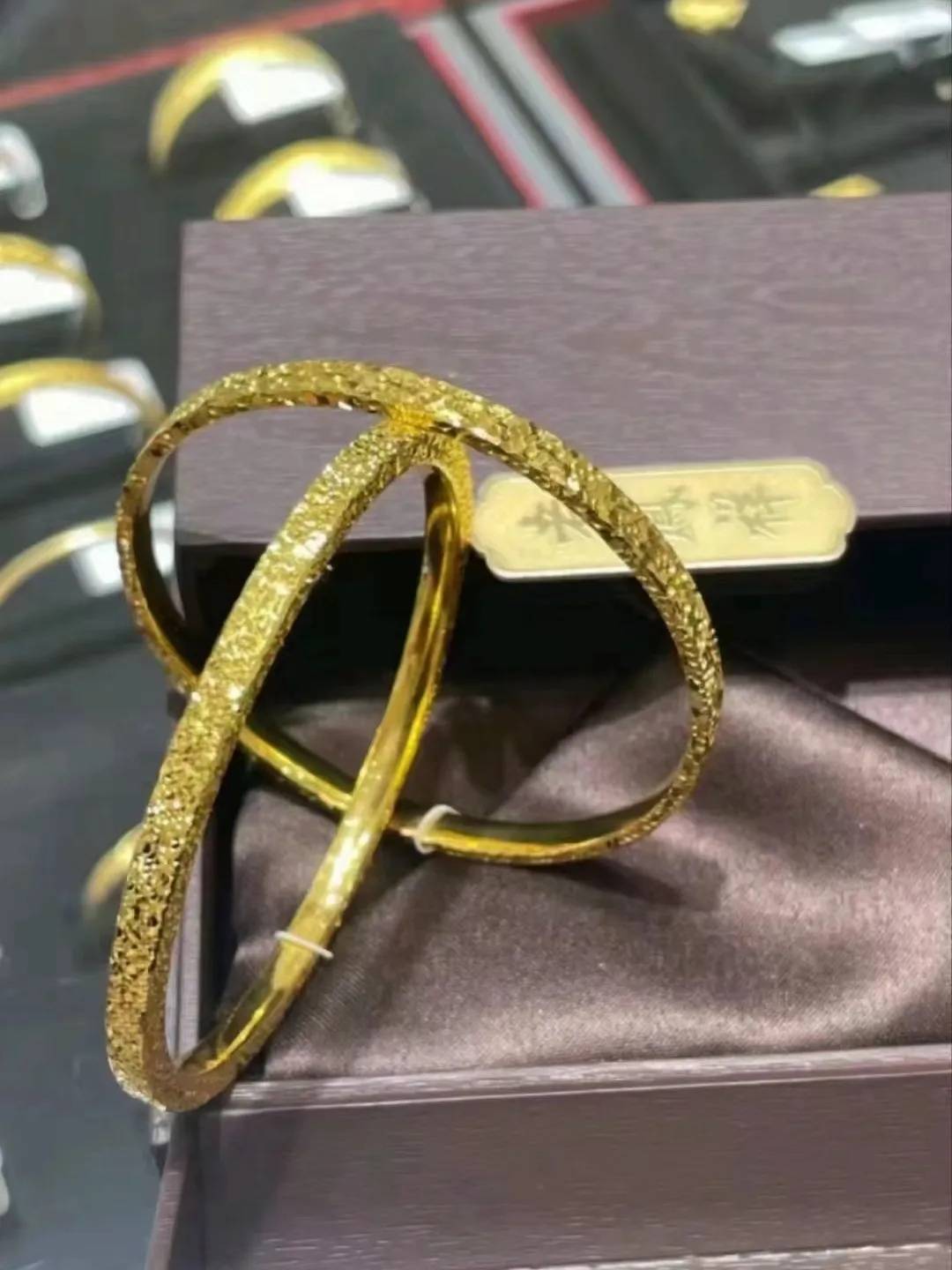 老凤祥年轻人爱上打金有客户"4换1",等到凌晨2点波波说,今年年初有一
