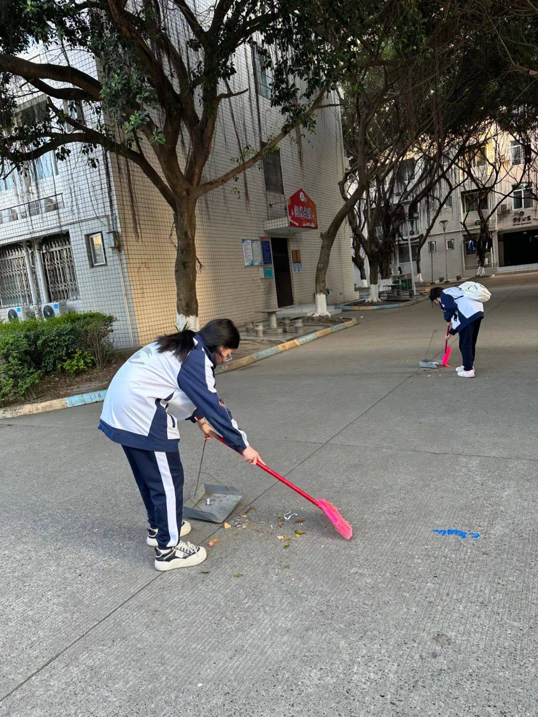 棠外初2022级9班开展校内劳动实践