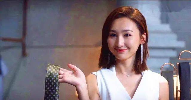 tvb咪神高海宁晒素颜浴袍照凭三十而已升咖紧身裙火辣