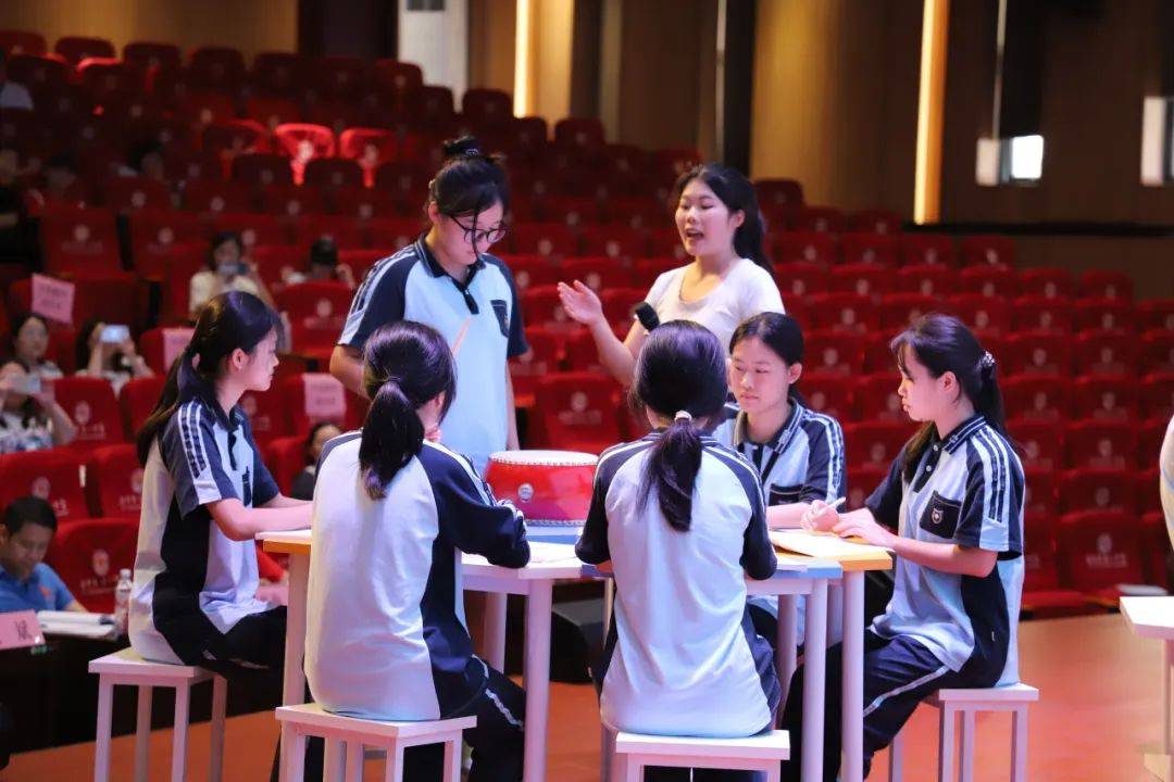 教学比武强技能砥砺青春绽芳华南宁市第一中学五象校区举行青年教师