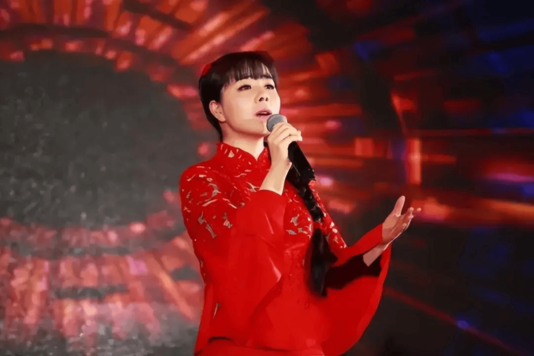 22岁凭星光大道走红9年前放弃百万年薪嫁给农村男友她现状如何