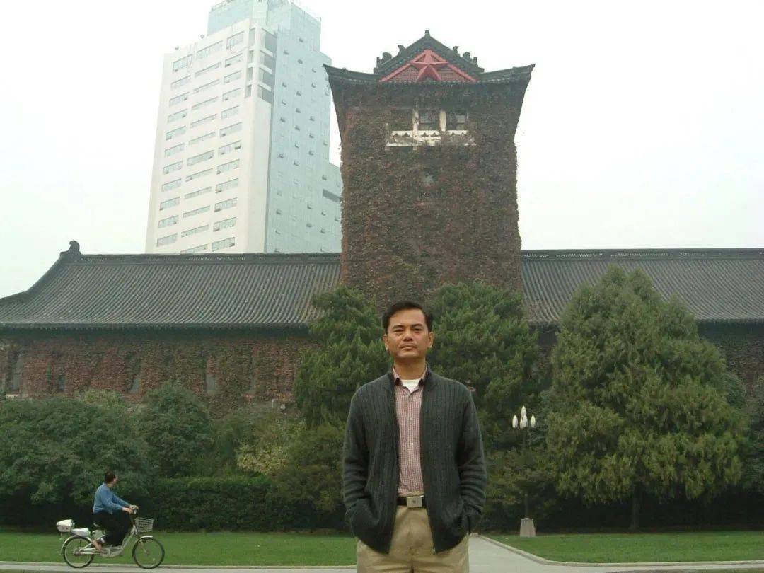 黄光伟黄光伟,南京大学文学博士,黑龙江省文艺理论学会常务理事