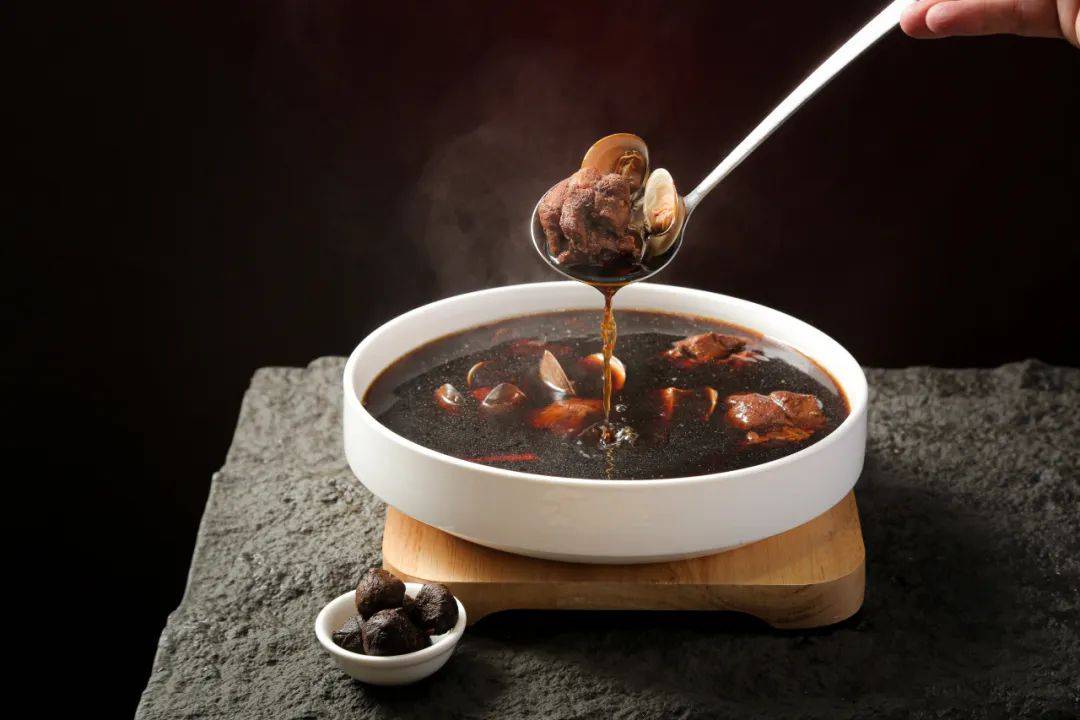 03|招牌龙骨黑蒜汤龙虾沙拉也是【202特色排档】的特色招牌.