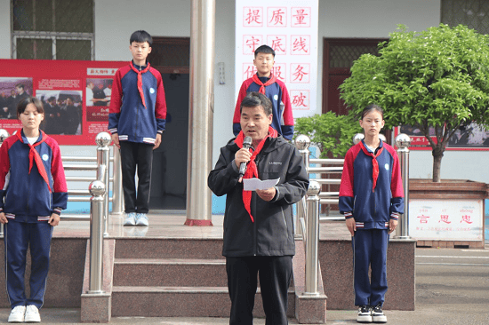 临沂市兰山区汪沟镇中心小学举行争做安全小卫士主题升旗仪式