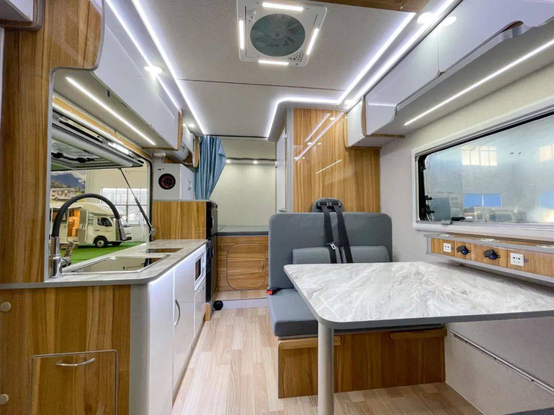高赛华运缔途c型旅居车 鸥翼侧舱设计 经典生活布局 雅致温馨内饰