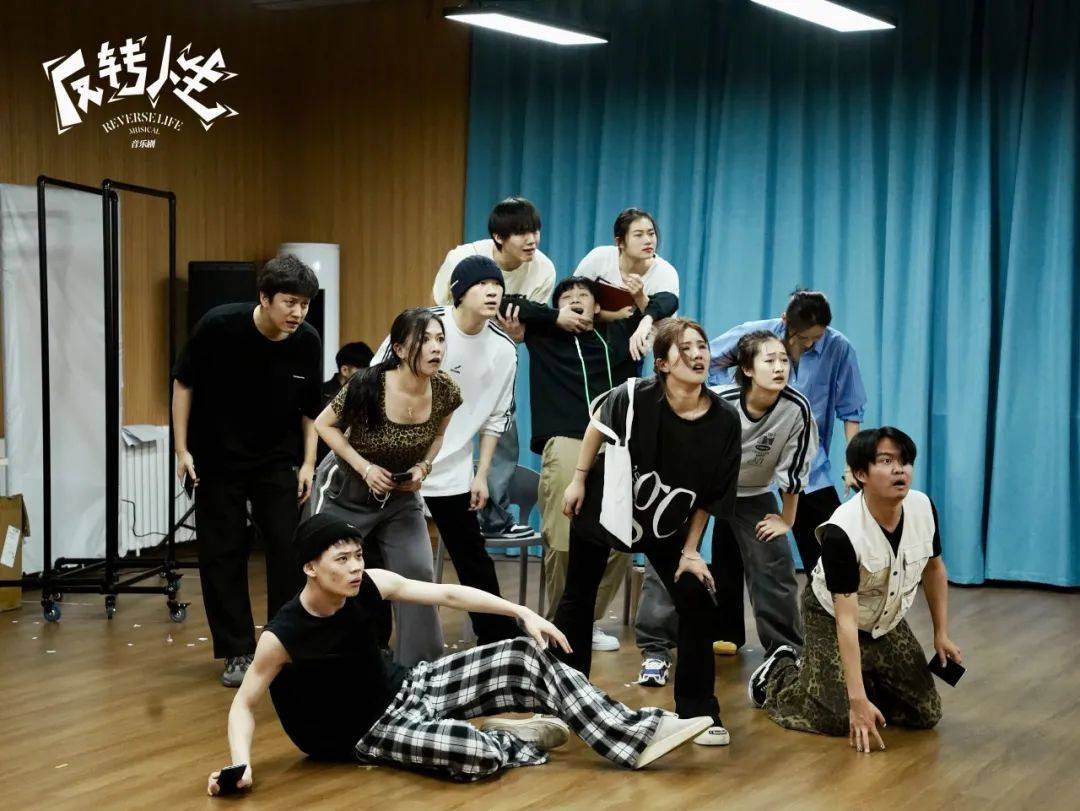 剧情简介一档电视综艺节目突然遭遇嘉宾"塌房"危机,制作人为了确保