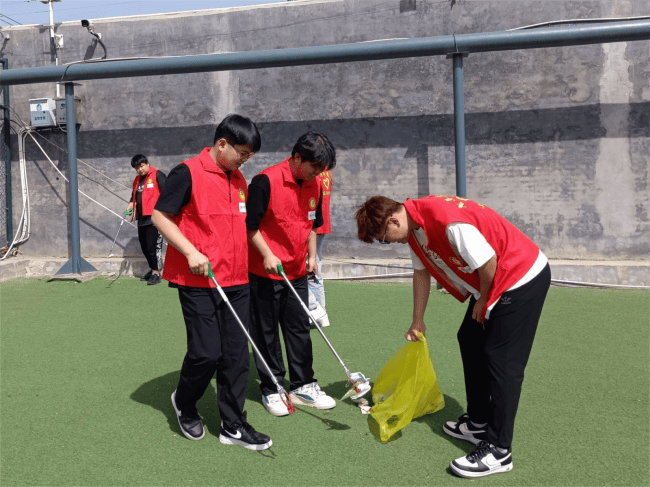 我校药学院举办清风如约至净化校园美卫生清扫活动