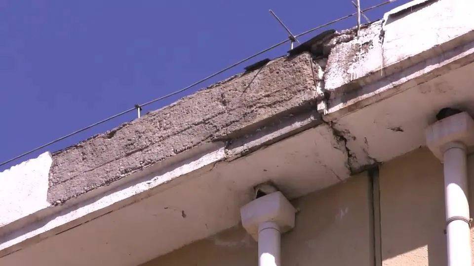 呼市玉泉区盛世东元南区楼顶屋檐水泥块脱落砸车车主想要赔偿