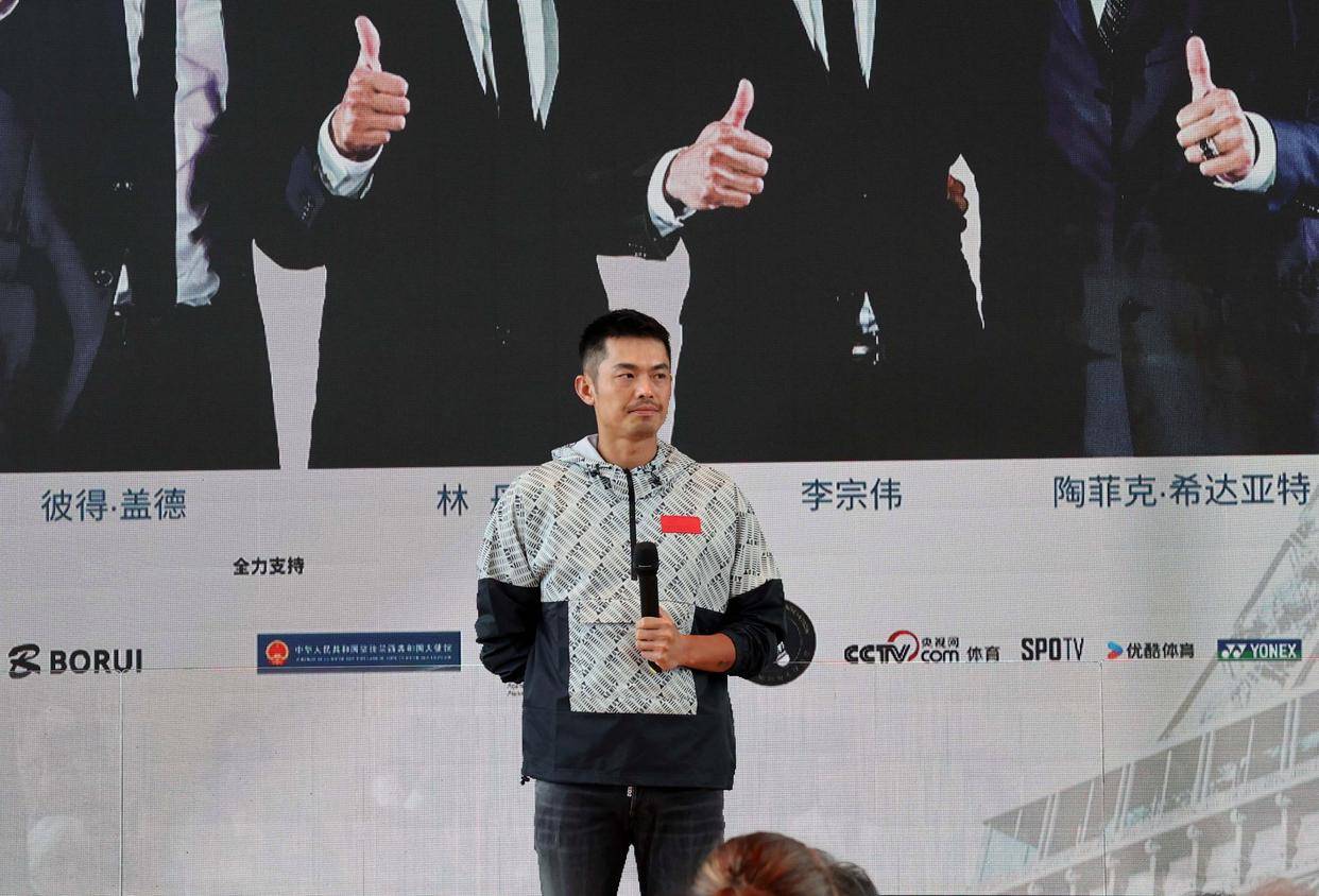 林丹(左二),陶菲克(左三),李宗伟(左五),盖德(左四)等嘉宾为"巴黎