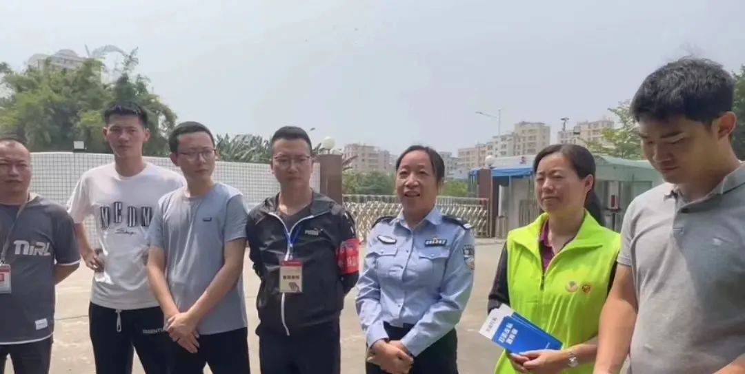 反恐防暴防冲撞安全童行林百欣中学龙祥学校举行校园安全防恐演练