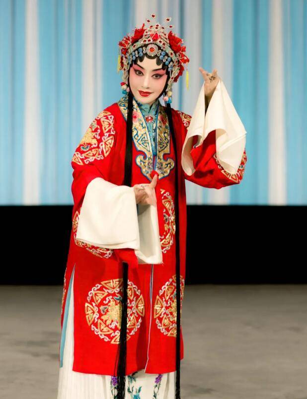 由著名京剧表演艺术家李胜素,于魁智领衔主演的梅派经典名剧《凤还巢