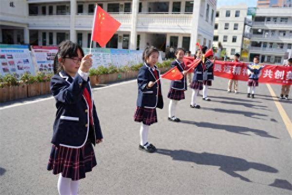 "4月18日下午,天长市第一小学校园内早已热闹非凡,在德风大道,孩子们