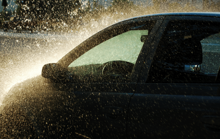 电器_雨天_电线