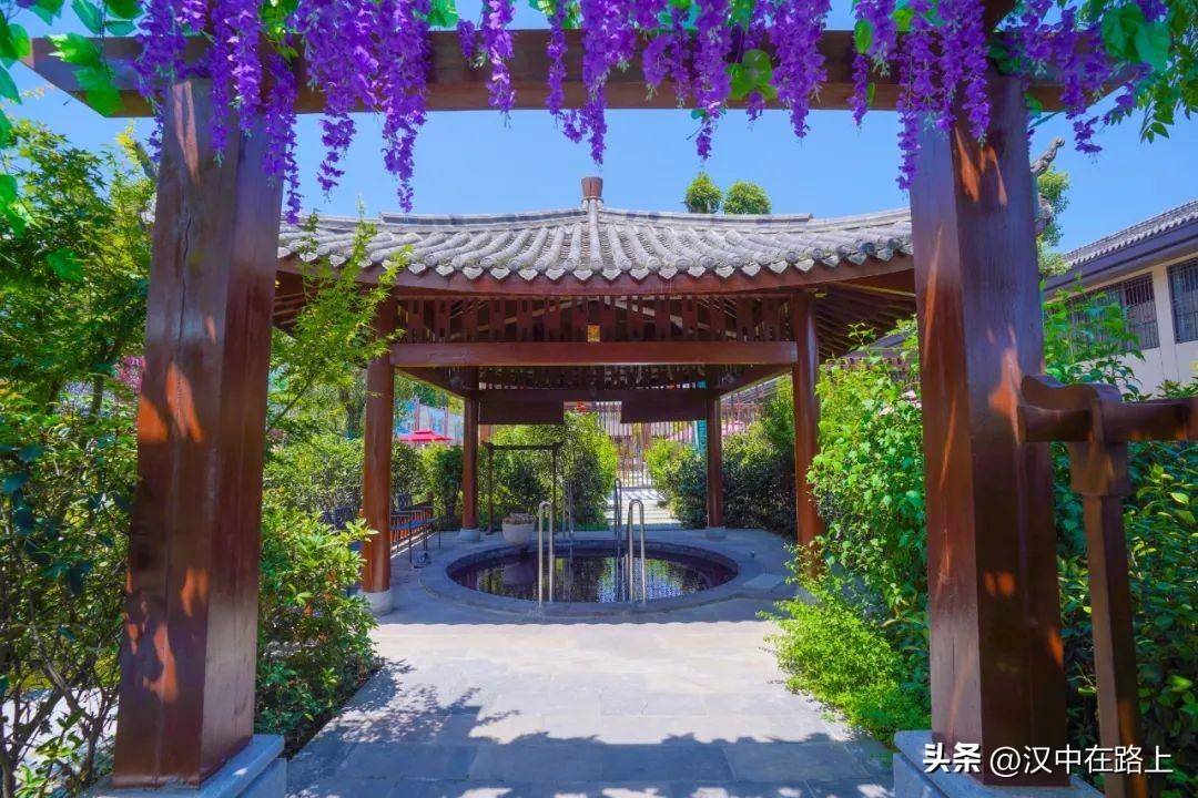 丽人汤:取材于杨贵妃的典故,杨贵妃非常喜欢温泉浴,常常与唐玄宗沐浴