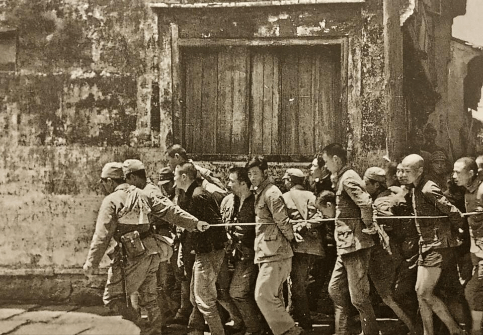 20张惨无人道的日军老照片:不仅侮辱妇女,还让家里人在旁边看着