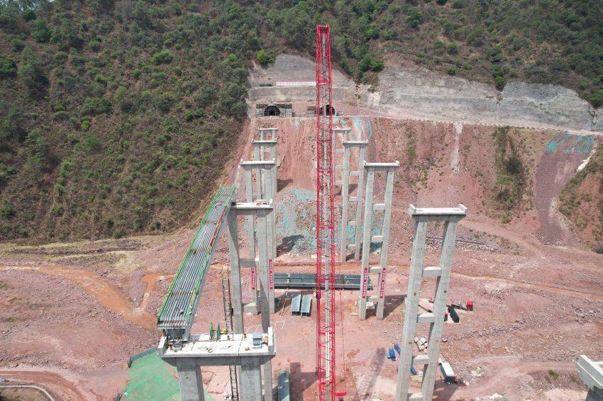 建设再提速!西昭高速公路项目全线首片钢箱梁成功架设