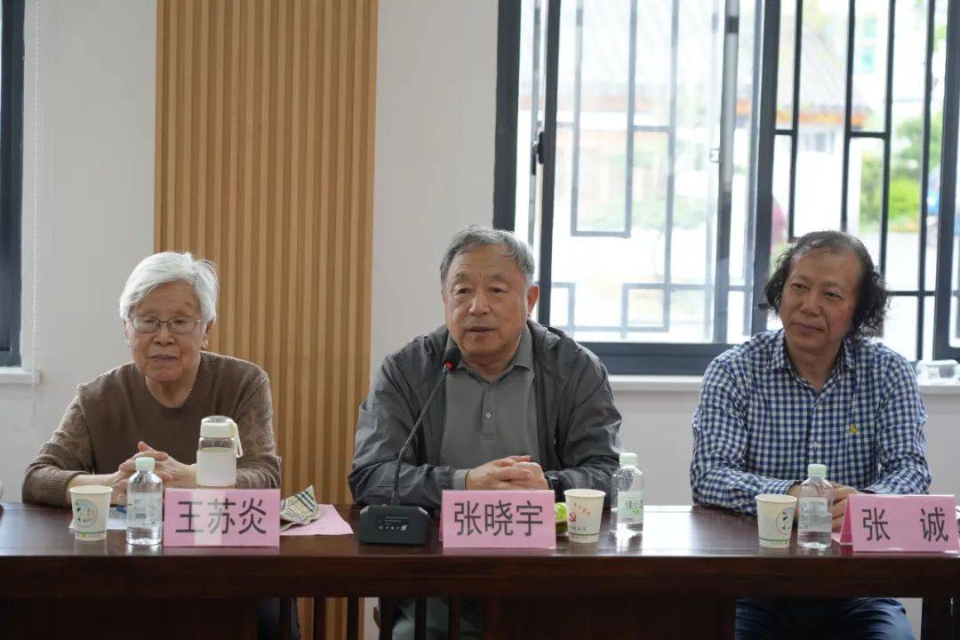 钱瑞娟向长泾镇赠送书法作品镇党委副书记钱浩与张晓宇签订共建协议