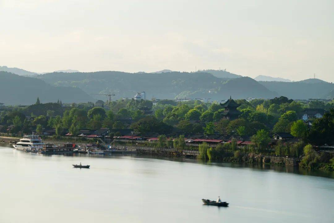 农谚"清明断雪,谷雨断霜",谷雨时节,天气变暖,雨水增多,空气湿度增大