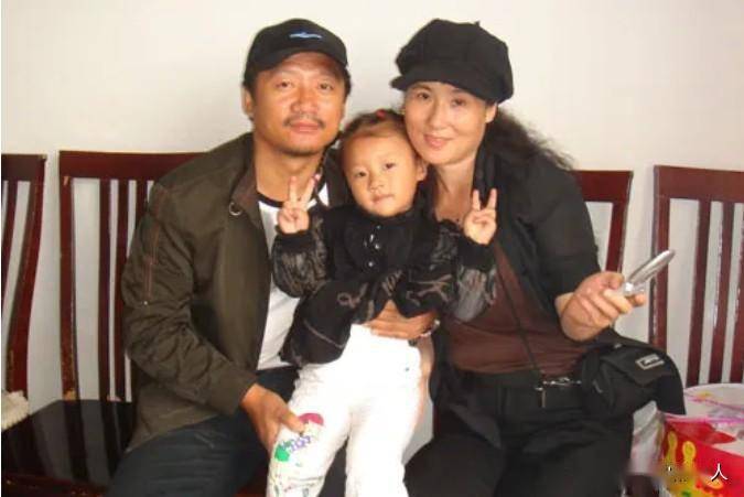 演员"谢广坤":爆火后抛妻弃子,多次出轨,现在三婚小娇妻?