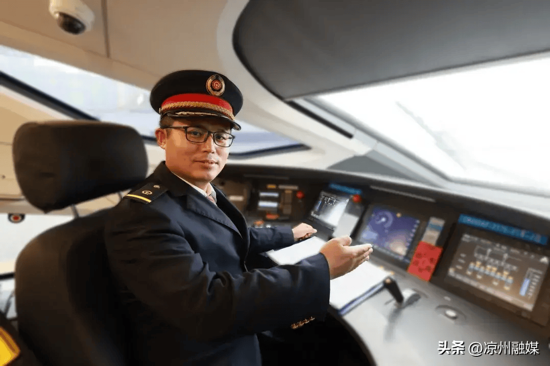 高铁司机开车前必须做的竟然是