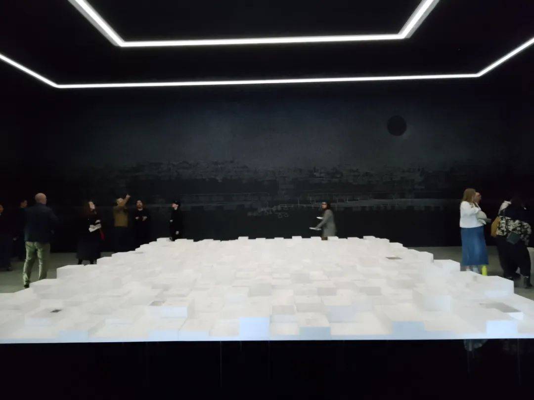 中央的倒影池也是一个空洞;它是原住民在国家监护下死亡的纪念碑,上面