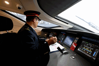 绿灯亮,关车门,松刹车,踩油门"另外由于高铁拐弯是通过道岔控制的所以