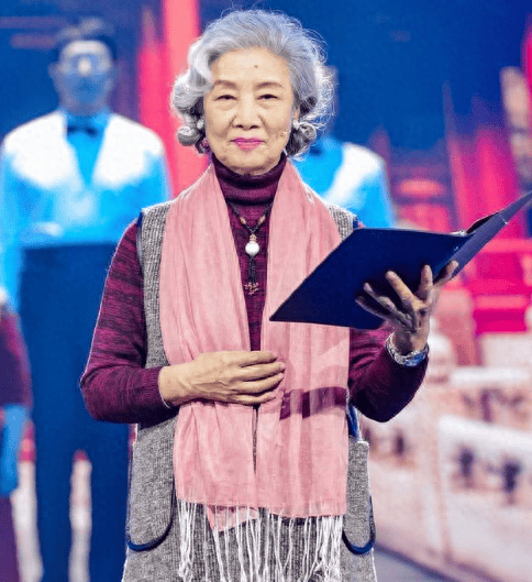 丈夫是艺术家,儿子是导演,儿媳是影后,而她自己是国家一级演员_吕中_父母_获得了