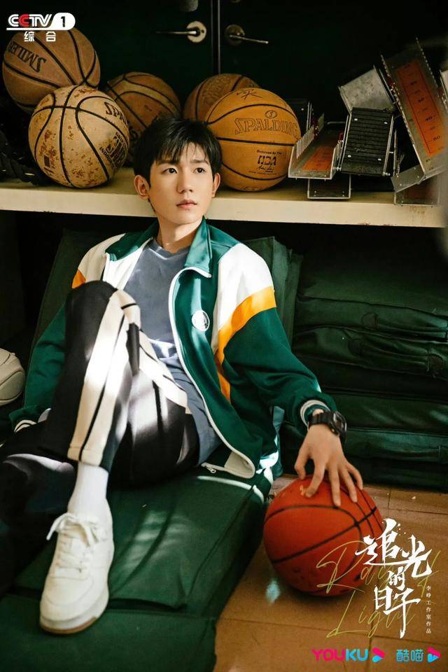 2021年12月《追光的日子》正式宣布王源将在剧中,饰演热血追梦少年