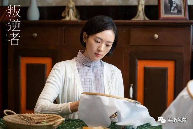 童瑶剪短发穿旗袍造型优雅又知性,早已火出圈了