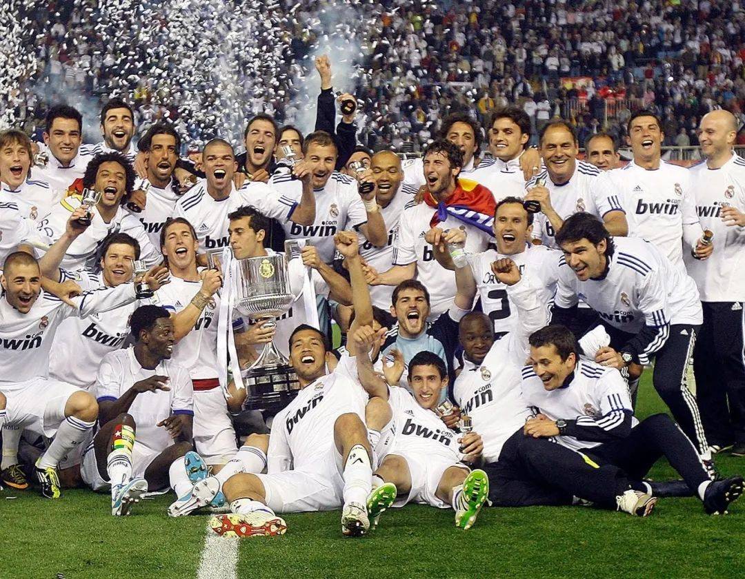 11赛季国王杯决赛,皇马与巴萨在梅斯塔利亚球场上演巅峰