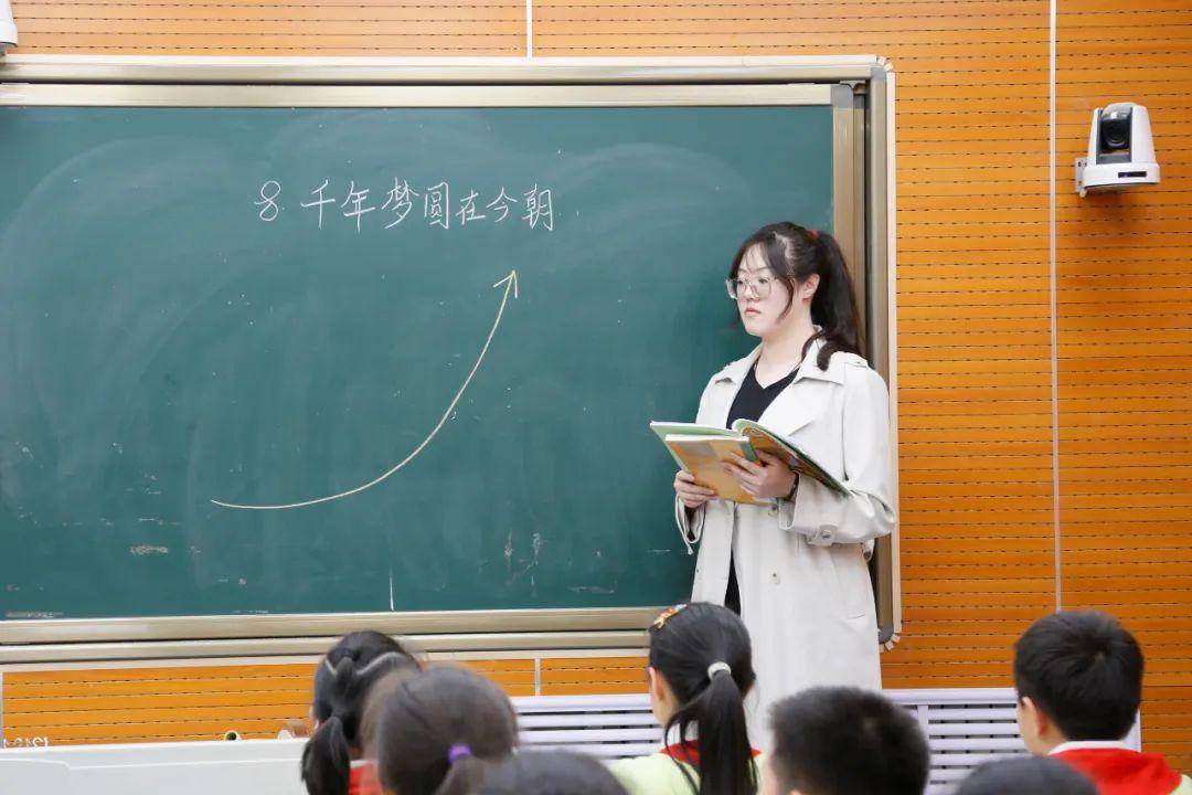 吴双丹老师执教《童年的水墨画》张雯雨老师执教《纸的发明》王雅洁