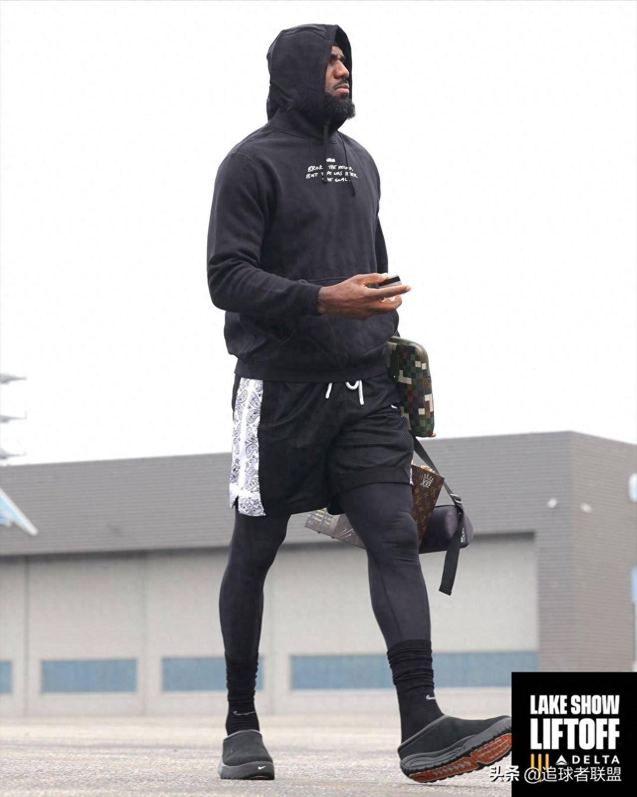 詹姆斯领军湖人对阵恩比德76人 鏖战费城双星