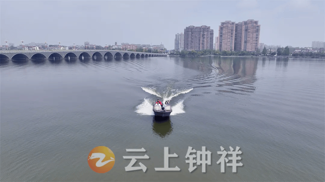 镜月湖即钟祥南湖,战国时期几代楚王曾率群臣泛舟游湖,吟诗作赋.