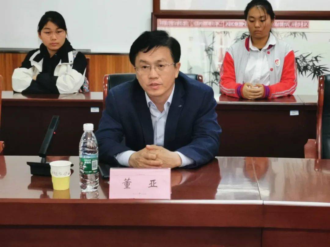 近日,山东省济南锦屏学校校长孔琦带领师生家长20余人到济南中学唐冶